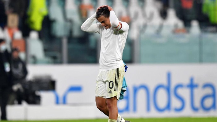 TURIN, ITALY - NOVEMBER 27: Paulo Dybala of Juventus looks dejected following their sides defeat in the Serie A match between Juventus and Atalanta BC at Allianz Stadium on November 27, 2021 in Turin, Italy. (Photo by Valerio Pennicino/Getty Images)