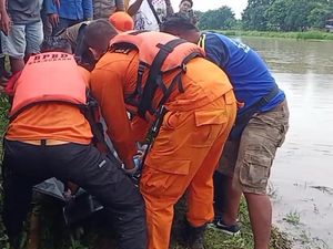 Kurang dari 24 Jam, Pemotor yang Tercebur di Sungai Tarum Timur Subang