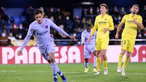 VILLARREAL, SPAIN - NOVEMBER 27: Philippe Coutinho of FC Barcelona celebrates after scoring their side's third goal during the La Liga Santander match between Villarreal CF and FC Barcelona at Estadio de la Ceramica on November 27, 2021 in Villarreal, Spain. (Photo by Aitor Alcalde/Getty Images)