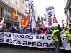 Polisi di Spanyol Demo Tolak Reformasi UU Keamanan