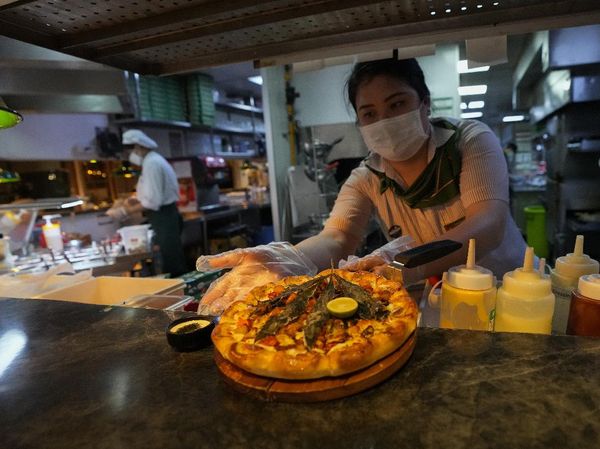Resto di Thailand Sajikan Pizza Topping Ganja