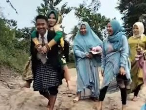 Heboh Pasangan Pengantin di Polman Sulbar: Naik Rakit-Jalan Kaki 2 Km
