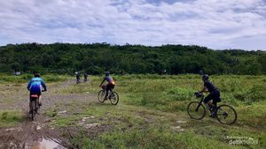 Serunya Bersepeda di Tepi Sungai Cisadane