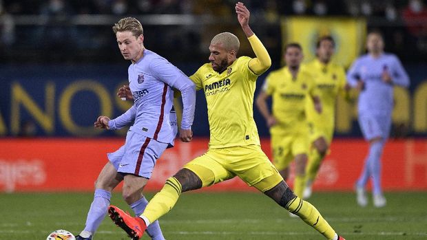 Soccer Football - LaLiga - Villarreal v FC Barcelona - Estadio de la Ceramica, Villarreal, Spain - November 27, 2021 Villarreal's Etienne Capoue in action with FC Barcelona's Frenkie de Jong REUTERS/Pablo Morano