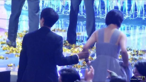 Song Joong Ki dan Jeon Yeo Been di Blue Dragon Film Awards 2021