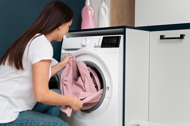 Terlalu banyak menggunakan detergen dapat memicu munculnya bau badan/Foto: Freepik.com/Jcomp