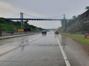 Pascalongsor, Tol Pandaan-Malang di KM 78 Hanya Dibuka Satu Lajur Pascalongsor, Tol Pandaan-Malang di KM 78 Hanya Dibuka Satu Lajur