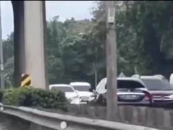 Detik-detik Mercy Lawan Arah Bak GTA di Tol JORR Sebelum Tabrak 2 Mobil