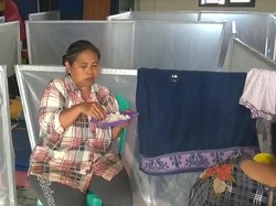 Pengungsi Banjir Dayeuhkolot Terpaksa Makan Nasi Garam