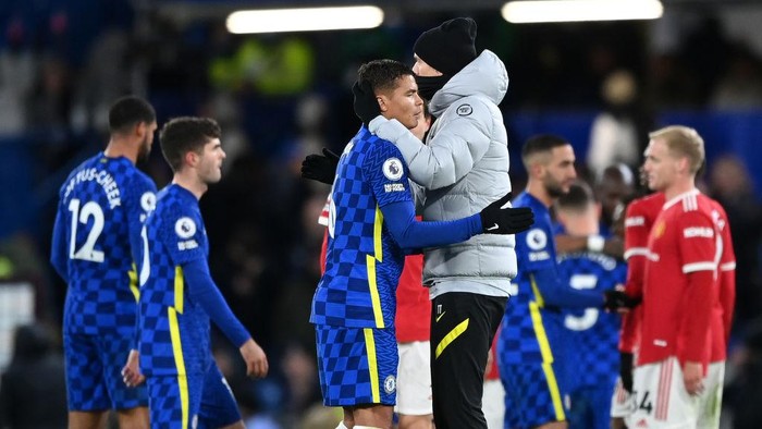 LONDON, ENGLAND - NOVEMBER 28: Thiago Silva of Chelsea is congratulated by Thomas Tuchel, Manager of Chelsea after the Premier League match between Chelsea and Manchester United at Stamford Bridge on November 28, 2021 in London, England. (Photo by Shaun Botterill/Getty Images )