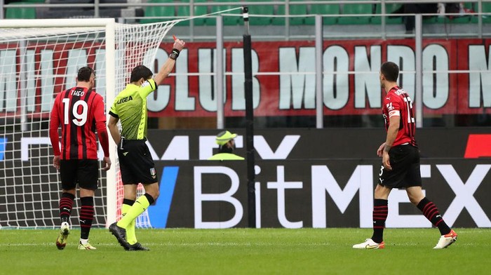 MILAN, ITALY - NOVEMBER 28: Alessio Romagnoli of AC Milan is shown a red card by referee, Gianluca Manganiello during the Serie A match between AC Milan and US Sassuolo at Stadio Giuseppe Meazza on November 28, 2021 in Milan, Italy. (Photo by Marco Luzzani/Getty Images)