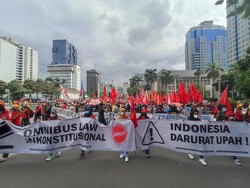 Buruh Tiba di Patung Kuda, Lalin Arah Istana Ditutup Kawat Berduri