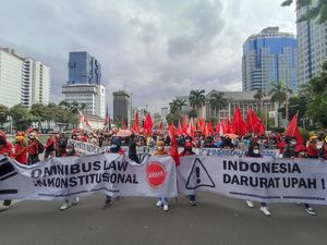 Buruh Tiba di Patung Kuda, Lalin Arah Istana Ditutup Kawat Berduri Buruh Tiba di Patung Kuda, Lalin Arah Istana Ditutup Kawat Berduri