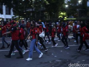 Massa Demo Buruh Bubar, Arus Lalin Kembali Dibuka Massa Demo Buruh Bubar, Arus Lalin Kembali Dibuka