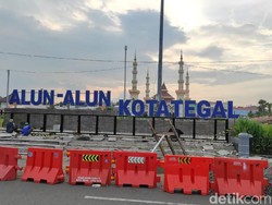 Warga Protes Penutupan Alun-alun Kota Tegal: Ambulans Tak Bisa Lewat