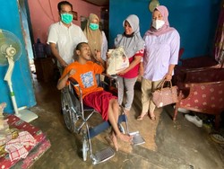 Andre Rosiade Bantu Nenek Penjual Ikan & Pemuda Disabilitas di Padang