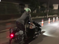 Mau Melahirkan, Politisi Selandia Baru Pergi ke Rumah Sakit Naik Sepeda