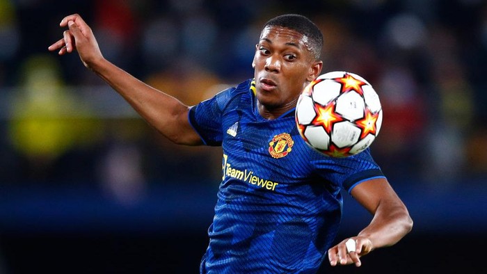VILLARREAL, SPAIN - NOVEMBER 23: Anthony Martial of Manchester United controls the ball during the UEFA Champions League group F match between Villarreal CF and Manchester United at Estadio de la Ceramica on November 23, 2021 in Villarreal, Spain. (Photo by Eric Alonso/Getty Images)