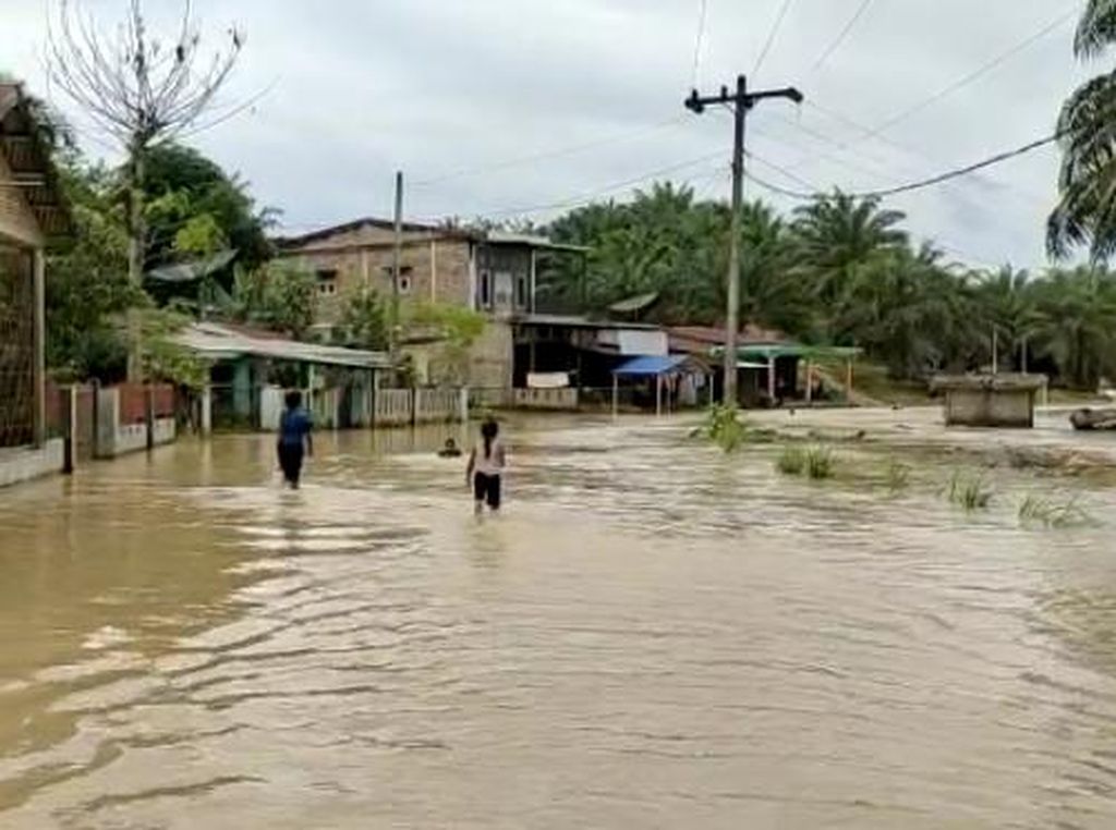 Banjir Rendam Asahan Sumut, 6.000 Warga Terdampak Banjir Rendam Asahan Sumut, 6.000 Warga Terdampak