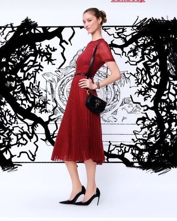 Beatrice Borromeo dengan Midi Dress Merah