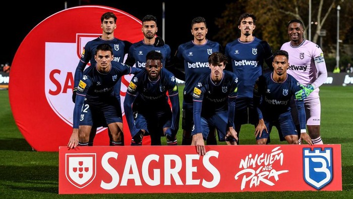 Belenenses SAD players pose before the Portuguese league football match between Belenenses SAD and SL Benfica at the Jamor stadium in Oeiras, outskirts of Lisbon on November 27, 2021. (Photo by PATRICIA DE MELO MOREIRA / AFP)