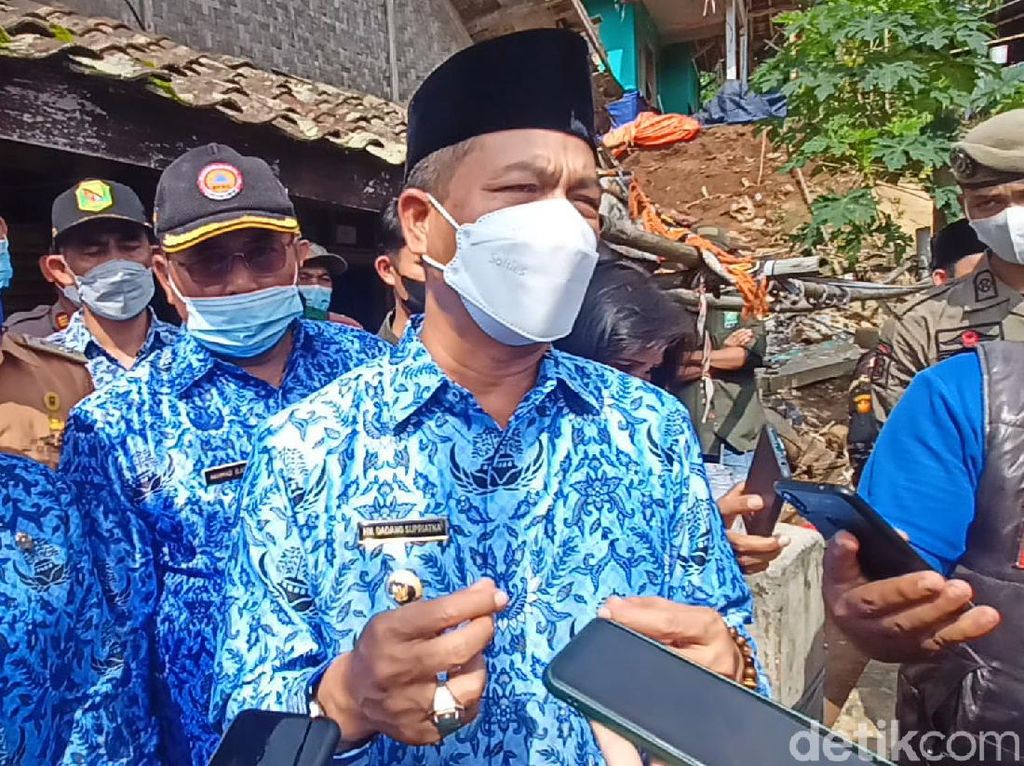 Pengungsi Banjir Dayeuhkolot Makan Nasi Garam, Ini Respons Bupati Bandung Pengungsi Banjir Dayeuhkolot Makan Nasi Garam, Ini Respons Bupati Bandung