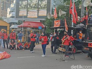 Tuntut Kenaikan Upah, Buruh Baca Puisi Peringatan Wiji Thukul