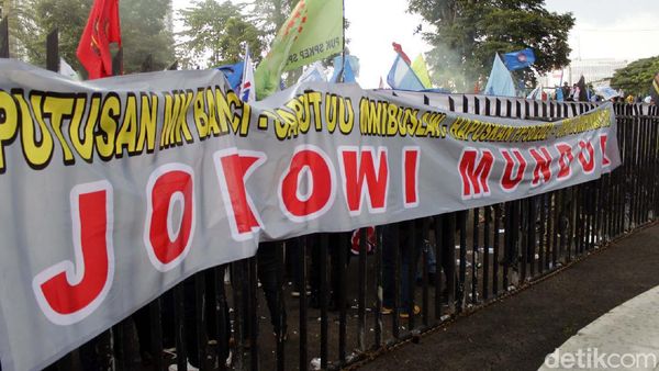 Buruh Bentangkan Spanduk Jokowi Mundur di Gedung Sate