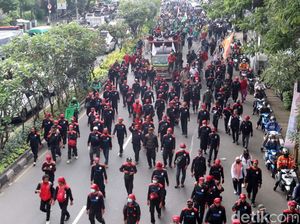 Massa Buruh Long March ke Gedung Sate, Jalan Pasteur Macet
