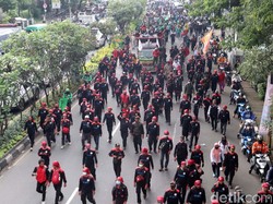 Massa Buruh Long March ke Gedung Sate, Jalan Pasteur Macet