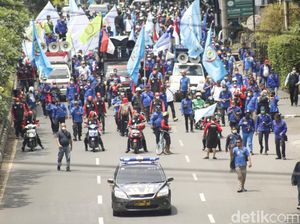 Buruh Longmarch ke Gedung Sate, Kawasan Pasteur Macet