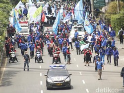 Buruh Longmarch ke Gedung Sate, Kawasan Pasteur Macet