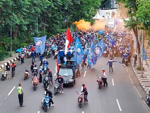 Nyalakan Flare hingga Klakson, Ribuan Buruh Blokade Kawasan Darmo Nyalakan Flare hingga Klakson, Ribuan Buruh Blokade Kawasan Darmo