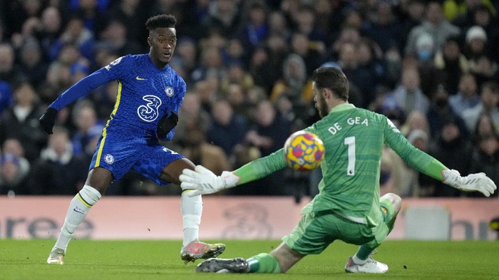 Chelseas Callum Hudson-Odoi attempts a shot at goal past Manchester Uniteds goalkeeper David de Gea during the English Premier League soccer match between Chelsea and Manchester United at Stamford Bridge stadium in London, Sunday, Nov. 28, 2021. (AP Photo/Kirsty Wigglesworth)