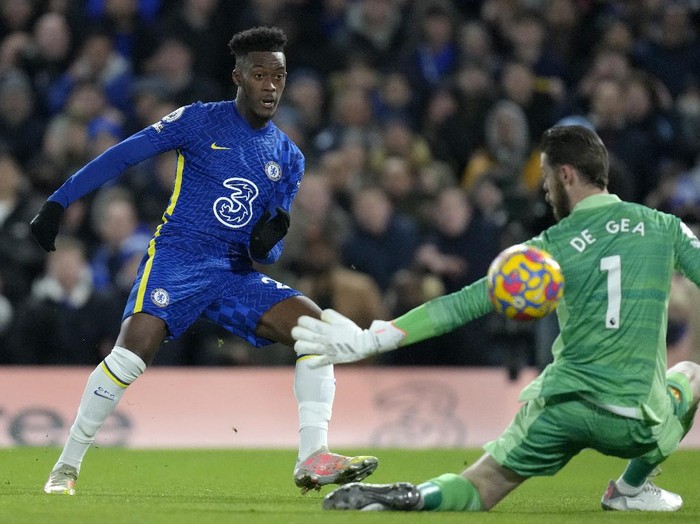 Chelsea's Callum Hudson-Odoi attempts a shot at goal past Manchester United's goalkeeper David de Gea during the English Premier League soccer match between Chelsea and Manchester United at Stamford Bridge stadium in London, Sunday, Nov. 28, 2021. (AP Photo/Kirsty Wigglesworth)