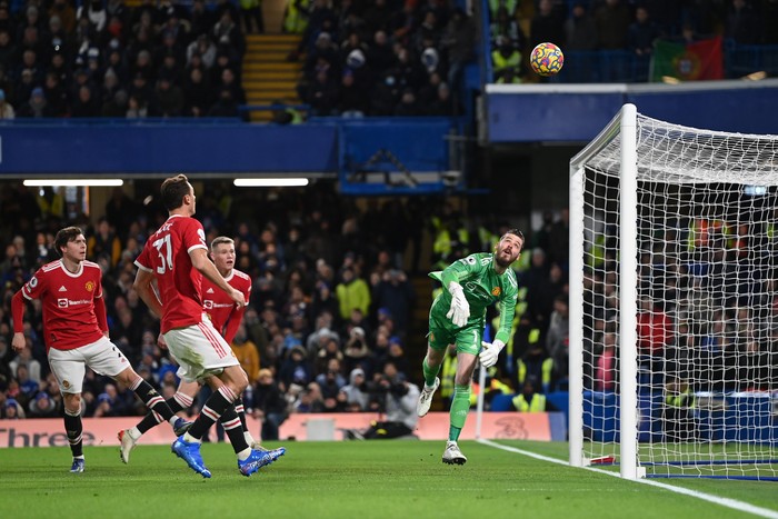 LONDON, ENGLAND - NOVEMBER 28: David De Gea of Manchester United looks on as the ball goes over the cross bar during the Premier League match between Chelsea and Manchester United at Stamford Bridge on November 28, 2021 in London, England. (Photo by Shaun Botterill/Getty Images )