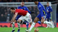 Di posisi double pivot, Nemanja Matic sepertinya bisa dapat kans main. (Foto: Clive Rose/Getty Images)