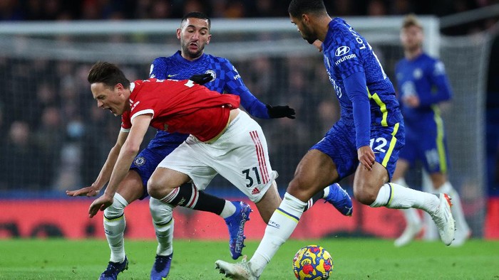 LONDON, ENGLAND - NOVEMBER 28: Nemanja Matic of Manchester United is challenged by Hakim Ziyech of Chelsea during the Premier League match between Chelsea and Manchester United at Stamford Bridge on November 28, 2021 in London, England. (Photo by Clive Rose/Getty Images)
