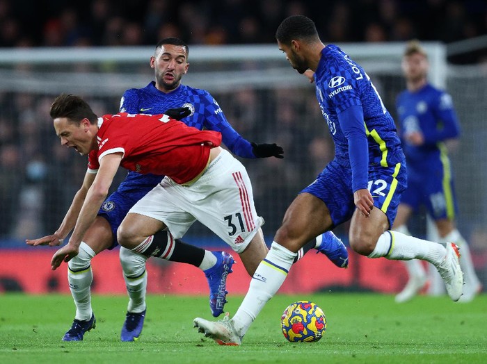 LONDON, ENGLAND - NOVEMBER 28: Nemanja Matic of Manchester United is challenged by Hakim Ziyech of Chelsea during the Premier League match between Chelsea and Manchester United at Stamford Bridge on November 28, 2021 in London, England. (Photo by Clive Rose/Getty Images)