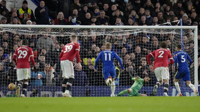Chelseas Jorginho, right, scores his sides first goal from the penalty spot during the English Premier League soccer match between Chelsea and Manchester United at Stamford Bridge stadium in London, Sunday, Nov. 28, 2021. (AP Photo/Kirsty Wigglesworth)
