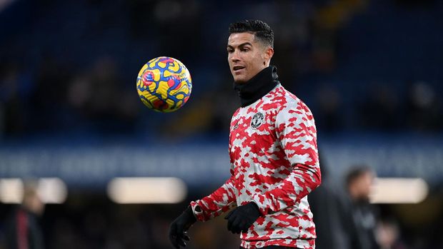 LONDON, ENGLAND - NOVEMBER 28: Cristiano Ronaldo of Manchester United looks on as he warms up prior to the Premier League match between Chelsea and Manchester United at Stamford Bridge on November 28, 2021 in London, England. (Photo by Shaun Botterill/Getty Images )