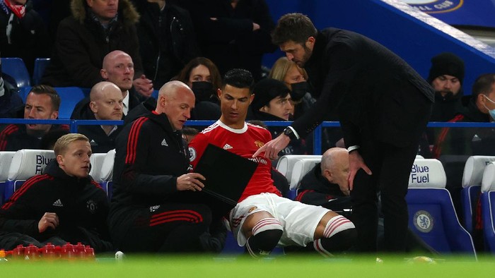 LONDON, ENGLAND - NOVEMBER 28: Cristiano Ronaldo of Manchester United takes instructions from Michael Carrick, Interim Manager of Manchester United as he prepares to come on as a substitute during the Premier League match between Chelsea and Manchester United at Stamford Bridge on November 28, 2021 in London, England. (Photo by Clive Rose/Getty Images)