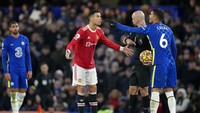 CR7 bahkan berdebat panjang di hadapan wasit Anthony Taylor. (Foto: AP/Kirsty Wigglesworth)