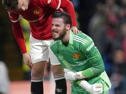 De Gea sempat meringis kesakitan usai sebuah aksi penyelamatan yang ia lakukan. (Foto: AP/Kirsty Wigglesworth)