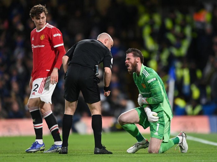 LONDON, ENGLAND - NOVEMBER 28: David De Gea of Manchester United reacts as he appears to be injured after making a save during the Premier League match between Chelsea and Manchester United at Stamford Bridge on November 28, 2021 in London, England. (Photo by Shaun Botterill/Getty Images )