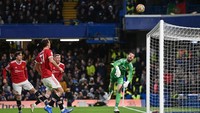 Pada kesempatan lain, giliran bola hasil tendangan bebas Reece James yang diantisipasi De Gea. (Foto: Getty Images/Shaun Botterill)
