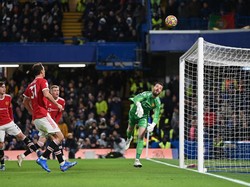 Pada kesempatan lain, giliran bola hasil tendangan bebas Reece James yang diantisipasi De Gea. (Foto: Getty Images/Shaun Botterill)