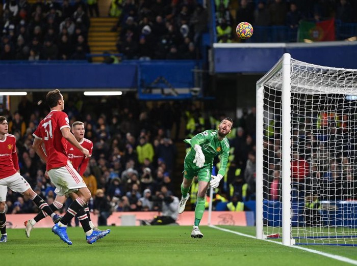 LONDON, ENGLAND - NOVEMBER 28: David De Gea of Manchester United looks on as the ball goes over the cross bar during the Premier League match between Chelsea and Manchester United at Stamford Bridge on November 28, 2021 in London, England. (Photo by Shaun Botterill/Getty Images )