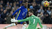 Salah satu aksi penting De Gea adalah ketika mementahkan tembakan Callum Hudson-Odoi dengan kakinya. Foto: AP/Kirsty Wigglesworth