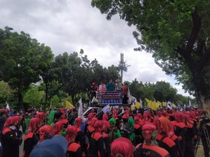 Bawa Bendera Kuning, Buruh Geruduk Balai Kota Minta Anies Batalkan UMP 2022